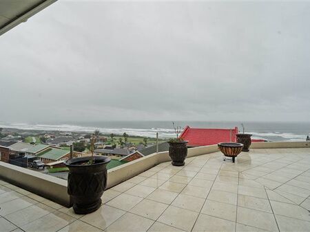 4 Bedroom House in Winterstrand