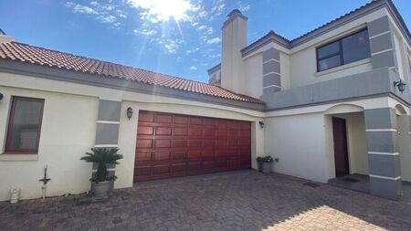 3 Bedroom duplex townhouse - sectional to rent in Woodmead, Sandton