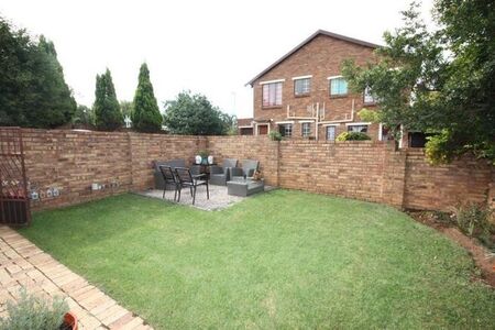 3 Bedroom duplex townhouse - sectional to rent in Wilgeheuwel, Roodepoort