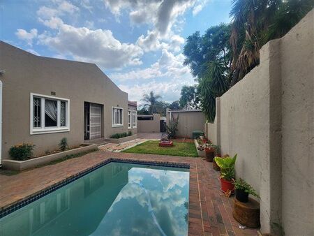 4 Bedroom Cluster in Douglasdale