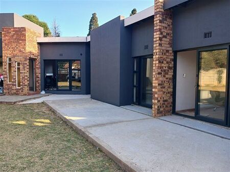Bachelor apartment in Brackendowns