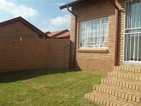 2 Bedroom Townhouse in Rooihuiskraal