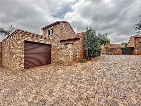 3 Bedroom Townhouse in Die Hoewes