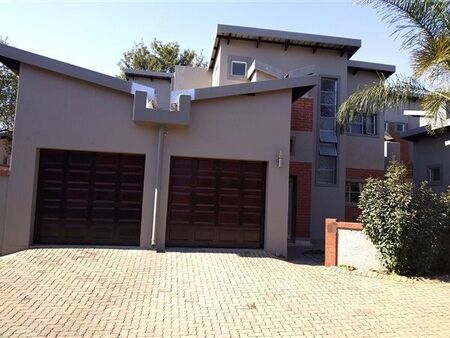 2 Bedroom Duplex in Die Hoewes