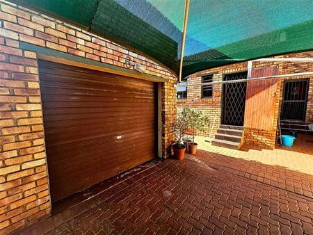2 Bedroom Townhouse in Die Hoewes
