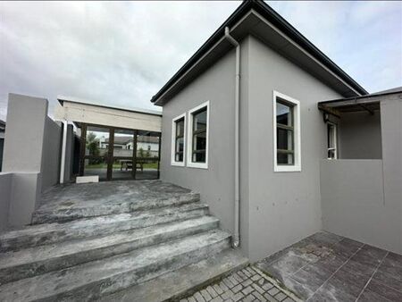 3 Bedroom House in Burgundy Estate