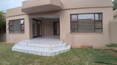 4 Bedroom townhouse - freehold to rent in Fourways, Sandton
