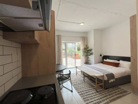Bachelor apartment in Illovo