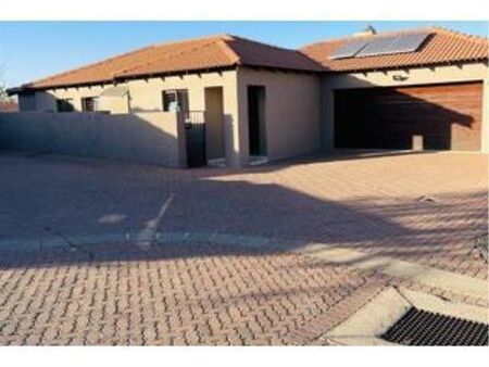 3 Bedroom House in Thatchfield