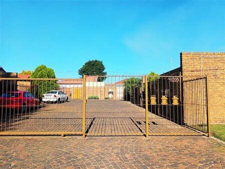 2 Bedroom Townhouse in Randfontein Central