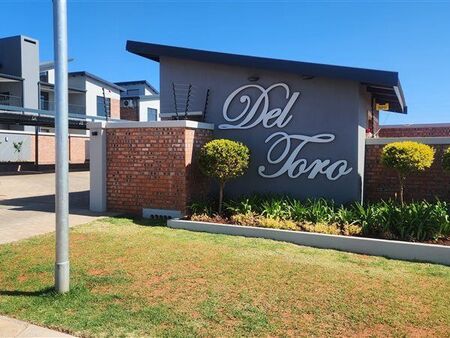 3 Bedroom Townhouse in El Toro Park