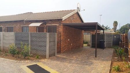 2 Bedroom townhouse - sectional to rent in Florida Glen, Roodepoort