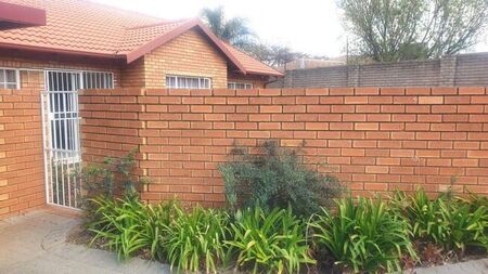 3 Bedroom townhouse - sectional to rent in Equestria, Pretoria