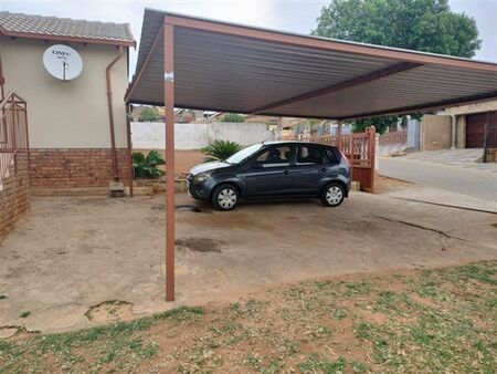 2 Bedroom House in Mahube Valley