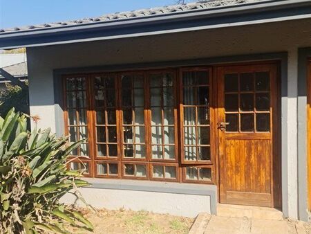 Bachelor apartment in Bryanston East