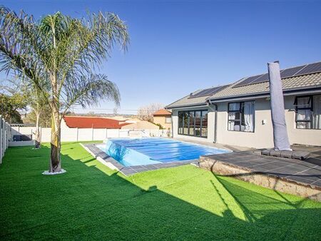 4 Bedroom House in Bloubosrand