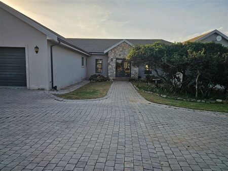 4 Bedroom House in Paradise Beach