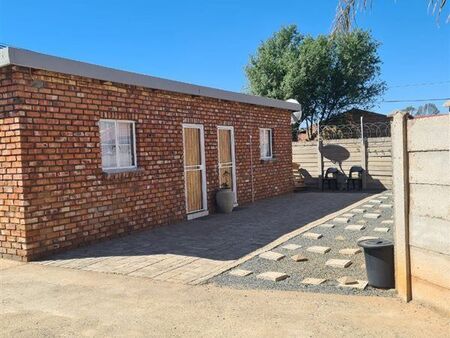 Bachelor apartment in Minerva Gardens