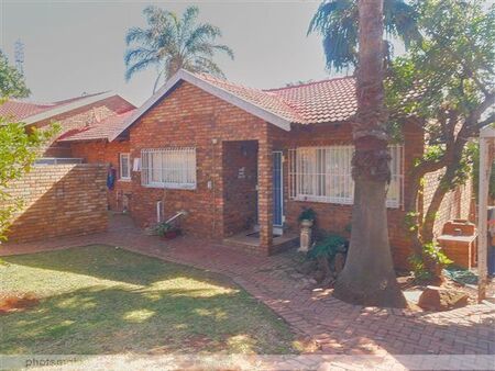 3 Bedroom House in Elarduspark