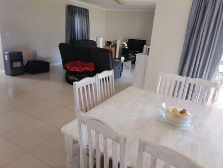 3 Bedroom House in Sunningdale