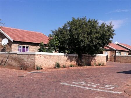 3 Bedroom Townhouse in Heuwelsig Estate