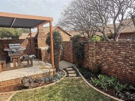 2 Bedroom Townhouse in Rooihuiskraal North