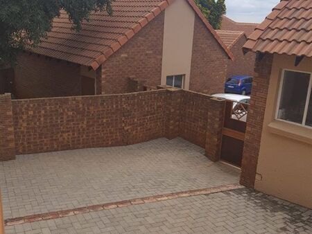 2 Bedroom Apartment in Mooikloof Ridge