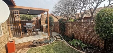 2 Bedroom townhouse - sectional to rent in Rooihuiskraal North, Centurion
