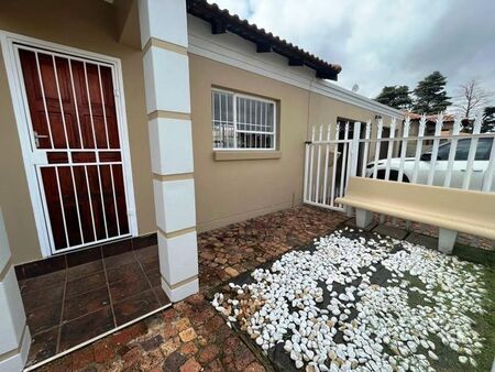 3 Bedroom townhouse - sectional to rent in Brakpan North