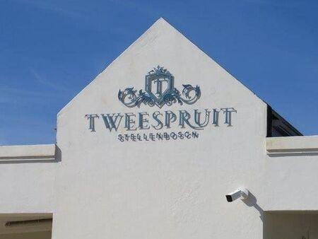 4 Bedroom House in Nuutgevonden