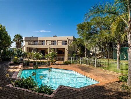 6 Bedroom House in Waterkloof Ridge