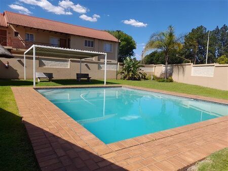 2 Bedroom Apartment in Die Hoewes
