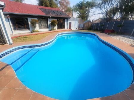 4 Bedroom House in Rooihuiskraal