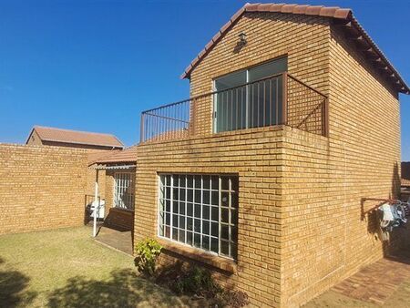 3 Bedroom Apartment in Grobler Park