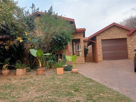 4 Bedroom House in Wilgeheuwel