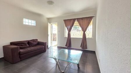 2 Bedroom house to rent in Grassy Park, Cape Town