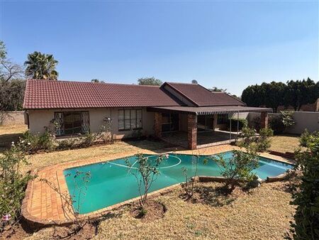 3 Bedroom House in Kensington B