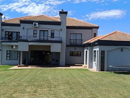 6 Bedroom House in Blue Valley Golf Estate