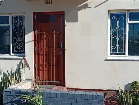 2 Bedroom Flat in Egerton