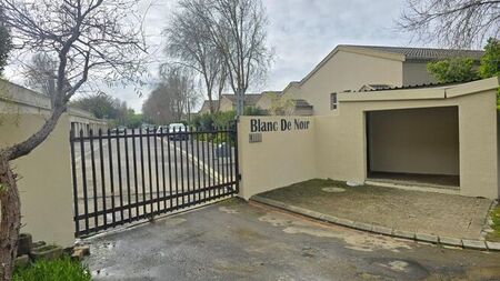 3 Bedroom duplex townhouse - sectional to rent in Oude Westhof, Bellville
