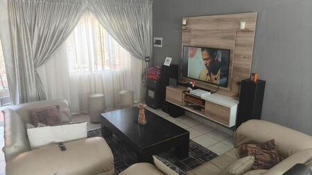 3 Bedroom duplex townhouse - sectional to rent in Kosmosdal, Centurion