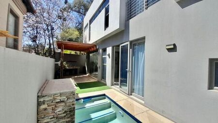 3 Bedroom duplex townhouse - sectional to rent in Bryanston, Sandton