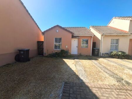 2 Bedroom house to rent in Capricorn, Cape Town