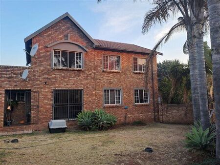 2 Bedroom Townhouse in Die Hoewes