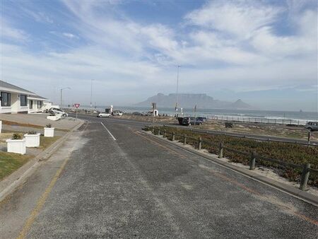 4 Bedroom House in Bloubergstrand