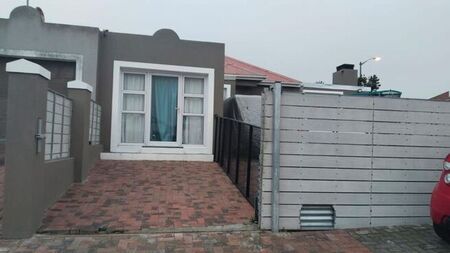 1 Bedroom bachelor flat to rent in Protea Heights, Brackenfell