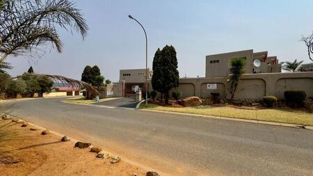 2 Bedroom apartment to rent in Ridgeway, Johannesburg