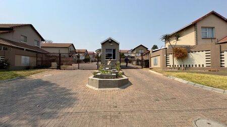 4 Bedroom townhouse - sectional to rent in Buccleuch, Sandton