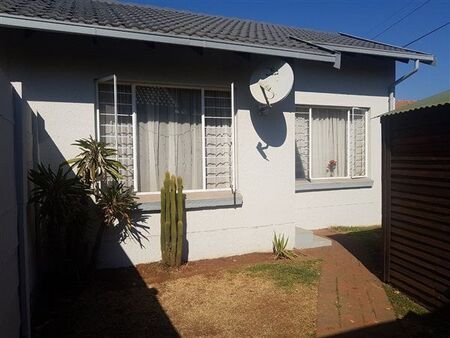 1 Bedroom Simplex in Rooihuiskraal North