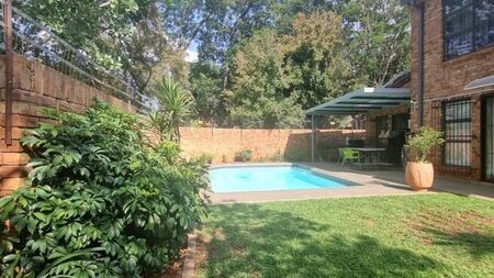3 Bedroom townhouse - sectional to rent in Menlo Park, Pretoria